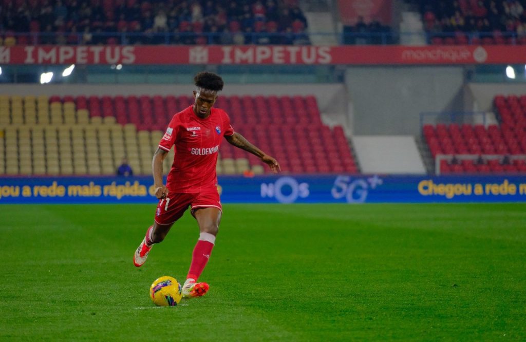 Futebol: Galo sem "Fama" volta a perder. E vão quatro derrotas gil vicente fc fc famalicao - 4