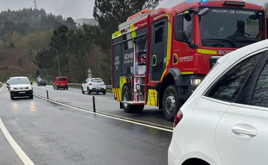 EN103: Carro cai em ravina na Póvoa de Lanhoso. Há um ferido Póvoa der Lanhoso bombeiros covelas ocorrencias