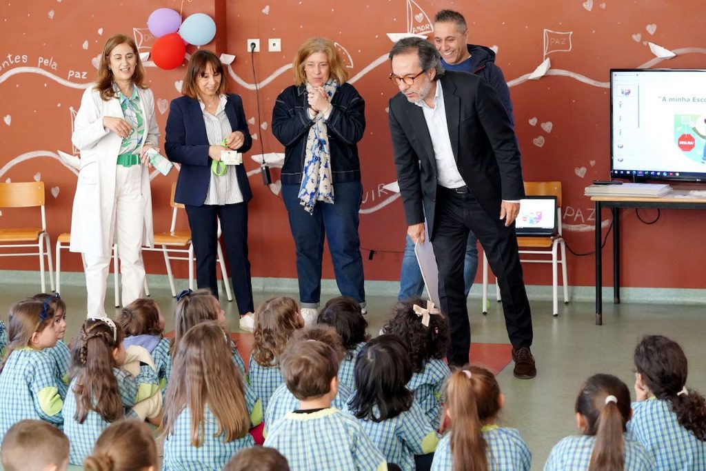 Braga: ‘A Minha Escola é Eficiente’ sensibiliza crianças Poupas no jardim de infância de Lamas Braga escola