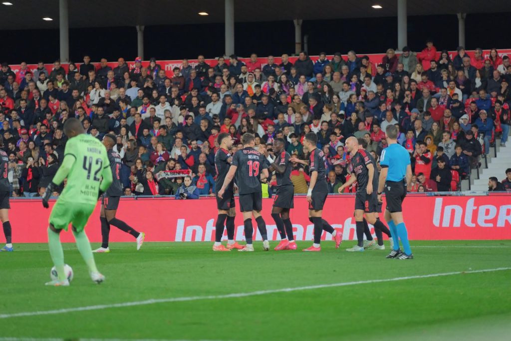 Futebol: Gil Vicente FC perde e continua aflito na I Liga Gil Vicente FC Benfica