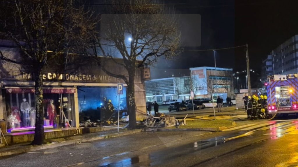 Vila Verde: Loja "florista" na central de camionagem destruída após incêndio florista destruida central camionagem vila verde