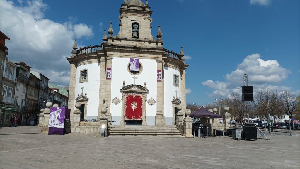 Barcelos: Procissão dos Passos desafia fiéis a socorrer vítimas de crimes de guerra Procissao dos Passos em Barcelos 2025