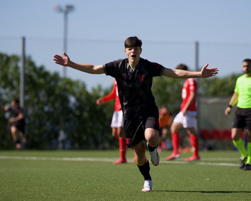 Futebol: Bis de Gustavo Fonte na vitória do SC Braga "b" frente ao Benfica SC braga gustavo sub16