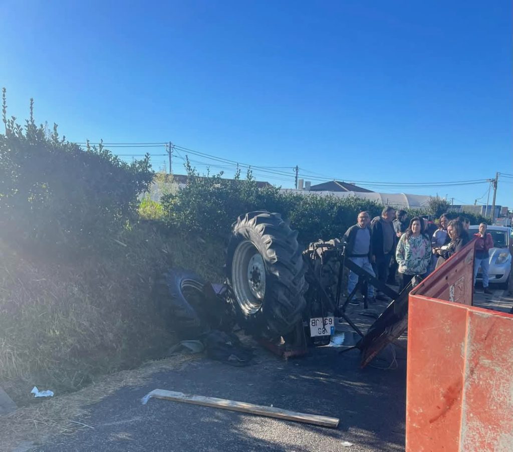 Póvoa de Varzim: Veja em que estado ficou este trator. Há dois feridos após acidente na EN13 acidente estela póvoa de varzim EN13