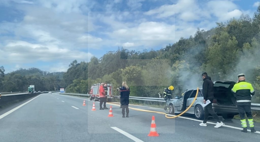 Esposende: Carre arde na A28 na subida de Vila Chã A28 incendio esposende