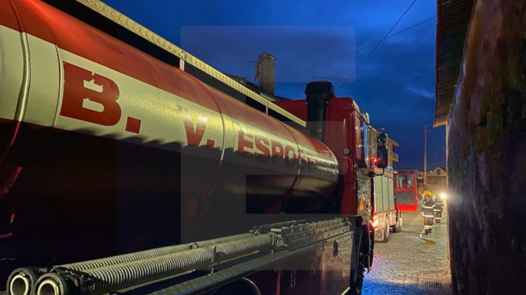 Esposende: Incêndio destrói cozinha regional na avenida da Praia em Cepães Esposende_Incêndio em casa na freguesia de Marinhas localidade de Cepães