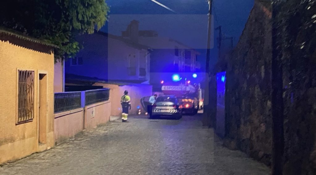 Esposende: Incêndio destrói cozinha regional na avenida da Praia em Cepães Esposende_Incêndio em casa na freguesia de Marinhas localidade de Cepães