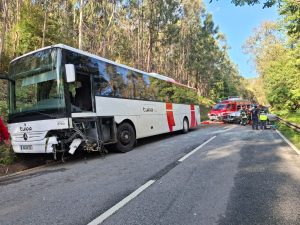 Barcelos: Colisão a envolver autocarro faz uma vítima encarcerada na EN103-1 Acidente barcelos