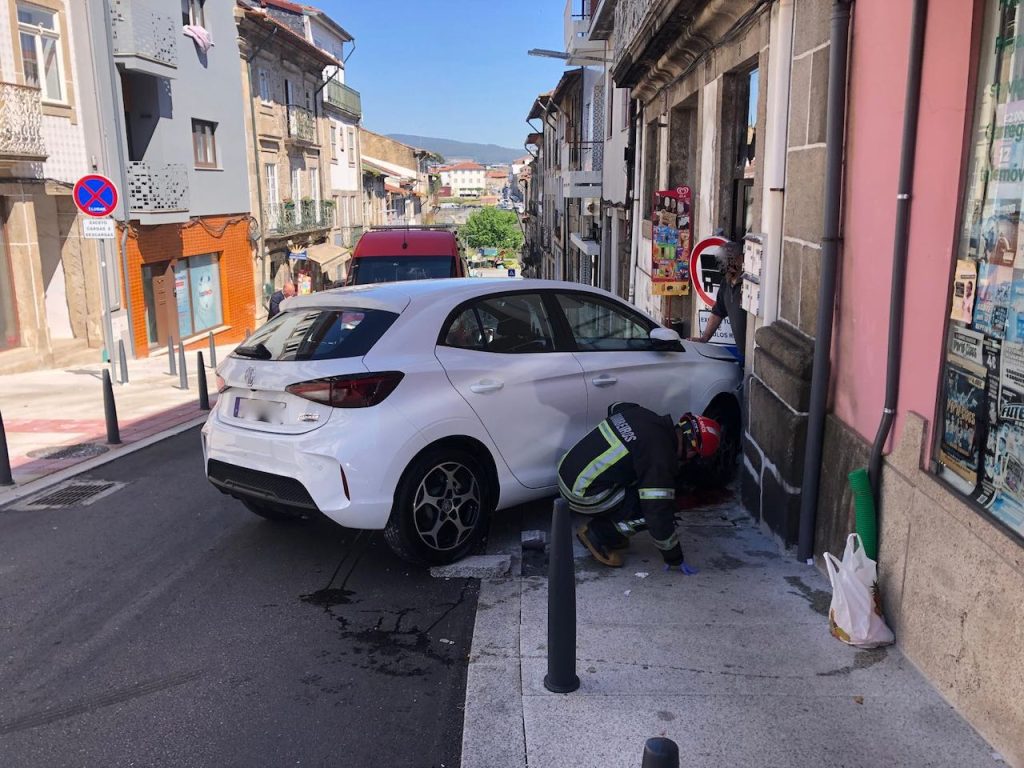 Barcelos: Despiste seguido de atropelamento faz um ferido grave Acidente barcelinhos atropelamento