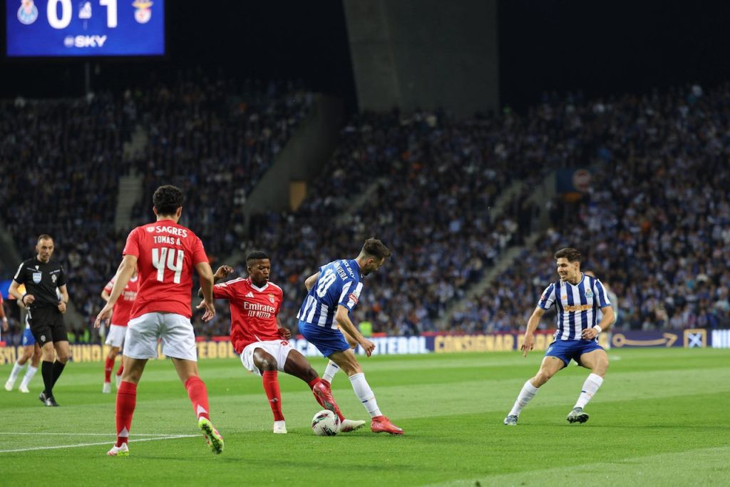 April 06, 2025, Estádio Dragão, Porto Portugal - Liga Portugal: Fc Porto vs SL Benfica, Fight with police