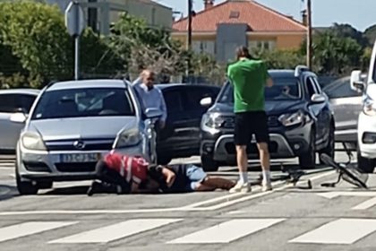 Esposende bicicleta colhida por carro