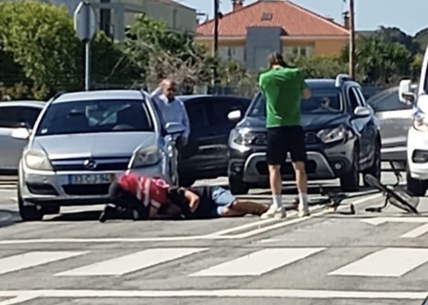 Esposende: Mulher ferida após ser colhida por carro Esposende bicicleta colhida por carro