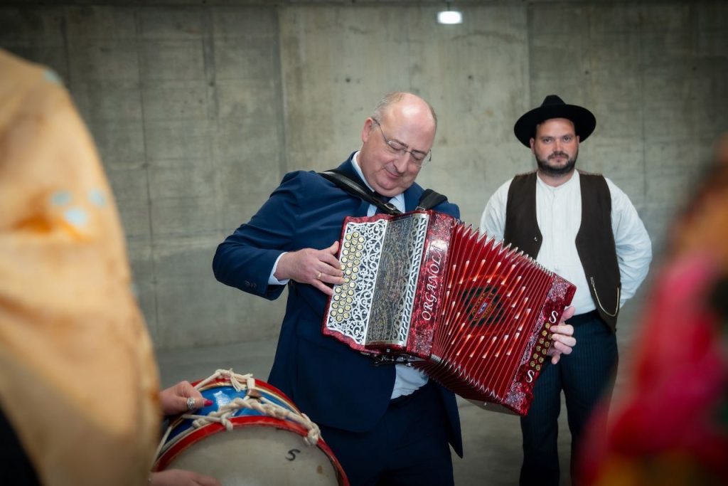 Ministro toca concertina cultura jose manuel fernandes