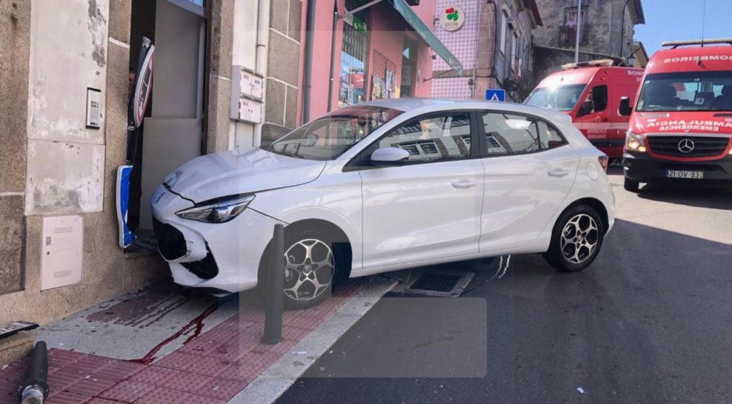 Barcelos: Despiste seguido de atropelamento faz um ferido grave Acidente barcelinhos atropelamento