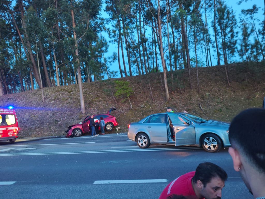 Alto Minho: Colisão na EN13 em Cerveira faz quatro feridos Acidente Cerveira EN13