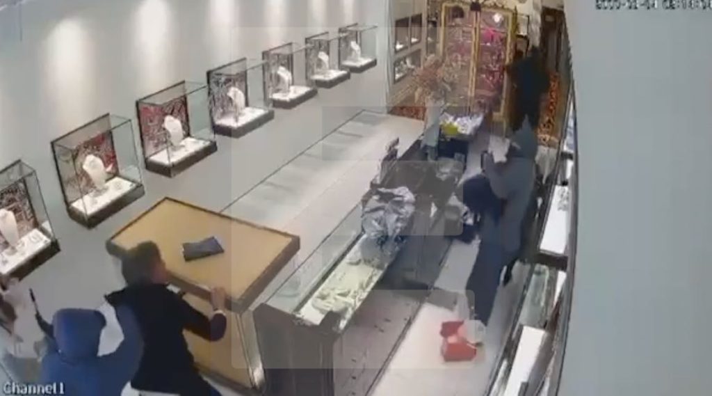 Esposende: Novas imagens mostram momentos de terror dentro da "Chavães" Assalto visto por dentro à ourivesaria Chavães