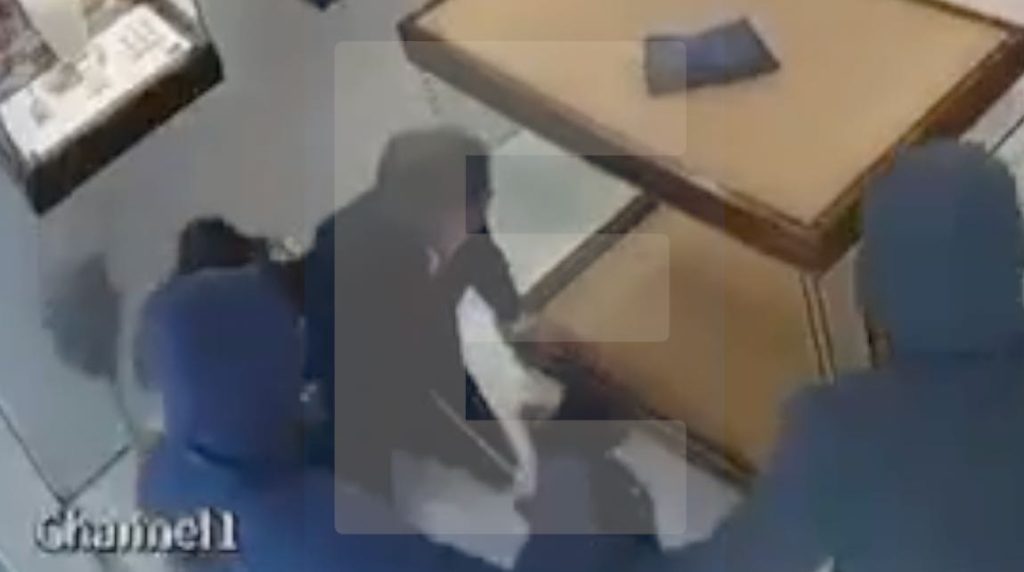 Esposende: Novas imagens mostram momentos de terror dentro da "Chavães" Assalto visto por dentro à ourivesaria Chavães