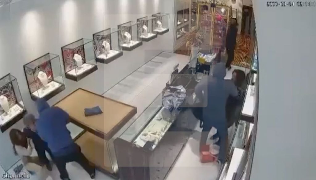 Esposende: Novas imagens mostram momentos de terror dentro da "Chavães" Assalto visto por dentro à ourivesaria Chavães