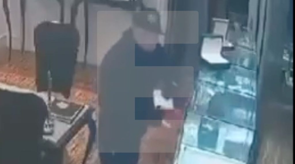 Esposende: Novas imagens mostram momentos de terror dentro da "Chavães" Assalto visto por dentro à ourivesaria Chavães
