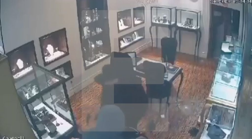 Esposende: Novas imagens mostram momentos de terror dentro da "Chavães" Assalto visto por dentro à ourivesaria Chavães