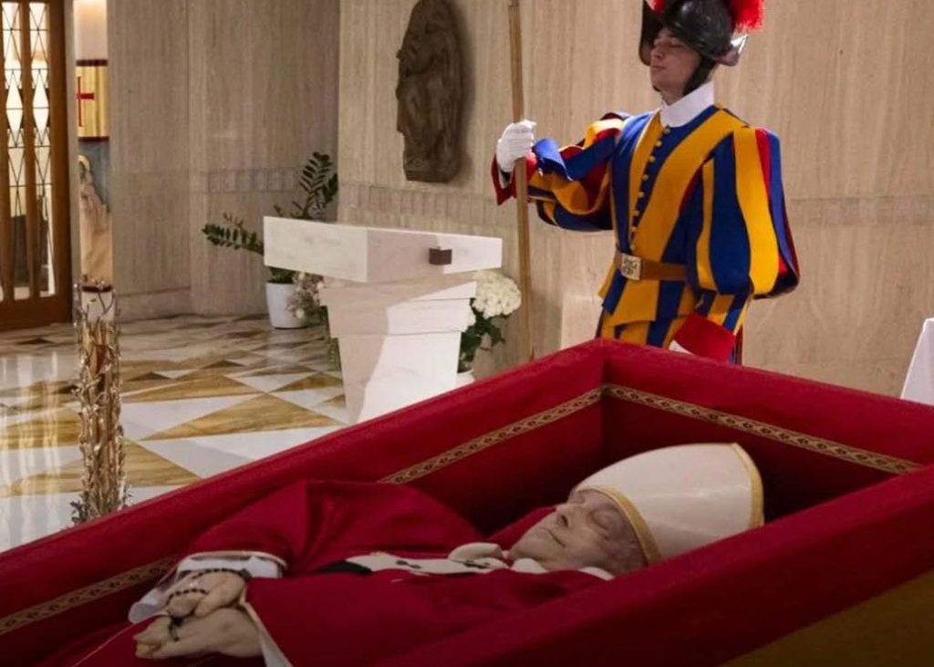 Primeira imagem do corpo do Papa Francisco exibe simbolismo litúrgico e tradição católica papa