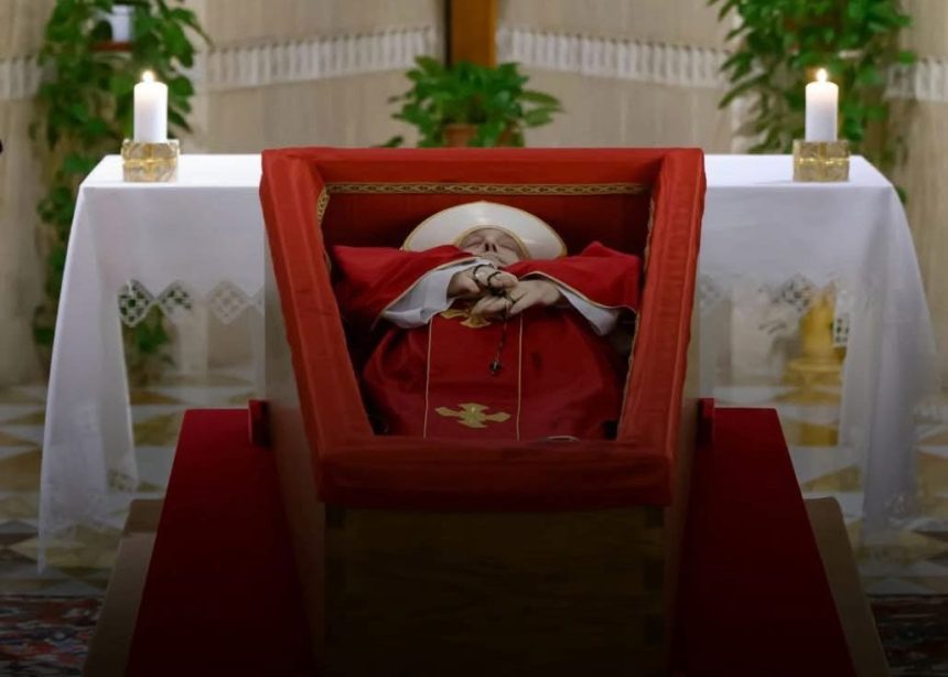 Primeira imagem do corpo do Papa Francisco exibe simbolismo litúrgico e tradição católica papa