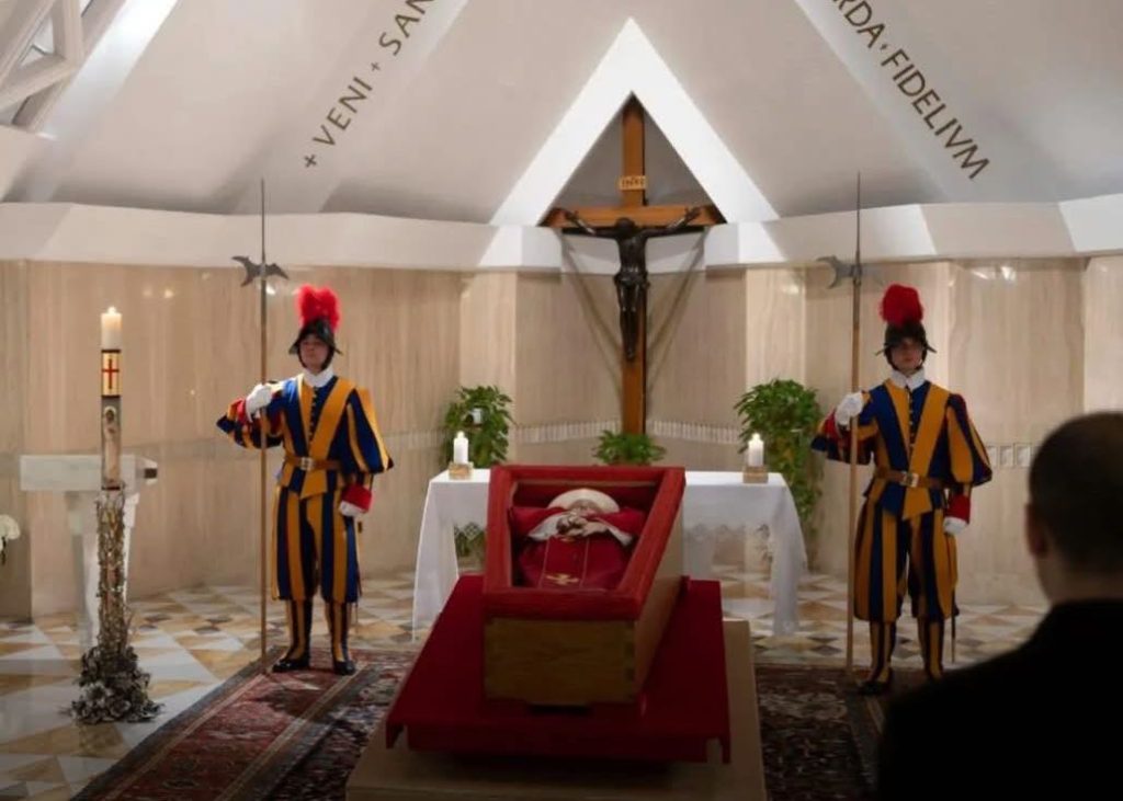 Primeira imagem do corpo do Papa Francisco exibe simbolismo litúrgico e tradição católica papa francisco vaticano 3