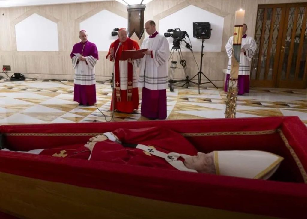 Primeira imagem do corpo do Papa Francisco exibe simbolismo litúrgico e tradição católica papa francisco vaticano 4