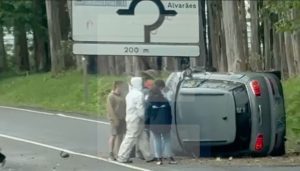 Viana: Vídeo mostra resgate de jovem encarcerado no carro em Alvarães acidente alvaraes resgate EN103 Viana do Castelo