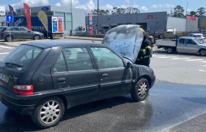 Esposende: Carro arde na zona industrial de Bouro Esposende carro arde