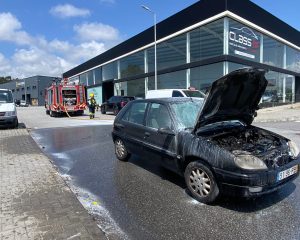 Esposende: Carro arde na zona industrial de Bouro Carro arde esposende