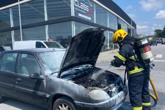 Carro arde esposende