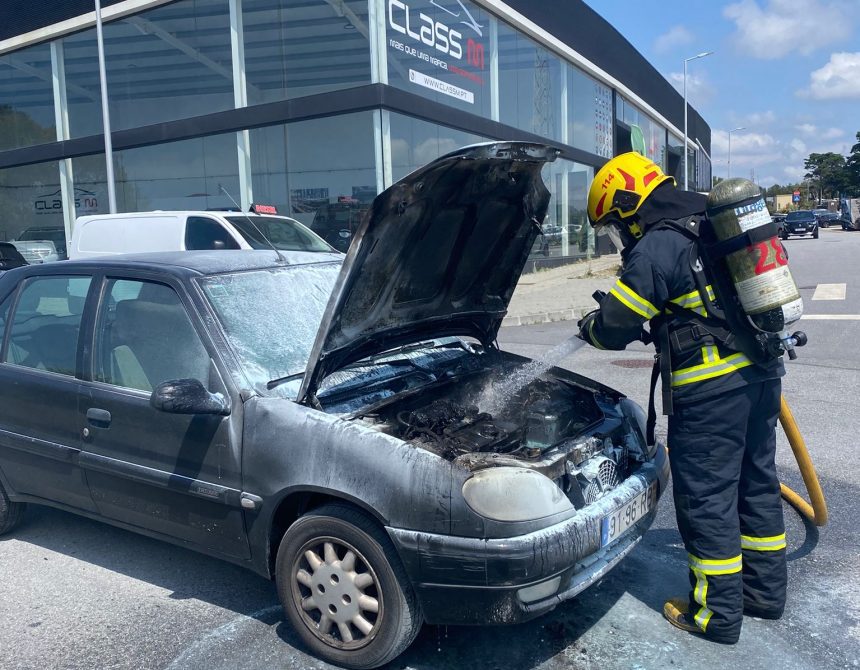 Esposende: Carro arde na zona industrial de Bouro Carro arde esposende