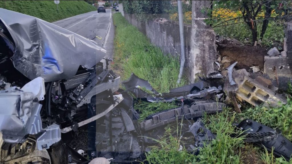 Barcelos: Acidente na EN204 faz um ferido grave Acidente em Barcelos carapeços com um ferido grave festa das cruzes