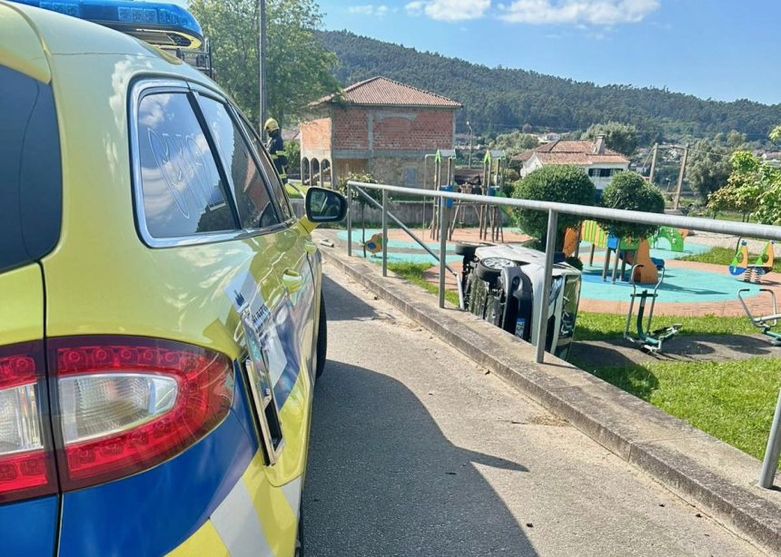Barcelos: Carrinha cai em parque infantil e faz um ferido Acidente Barcelos quintiães capotamento parque