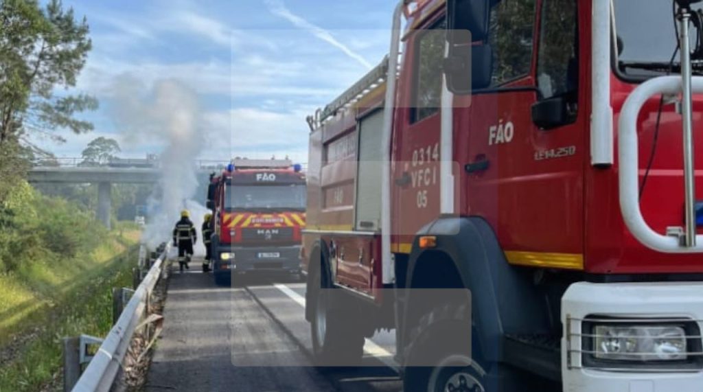 Esposende: Viatura totalmente consumida pelas chamas na A28 Incendio A28 bombeiros fao esposende carro