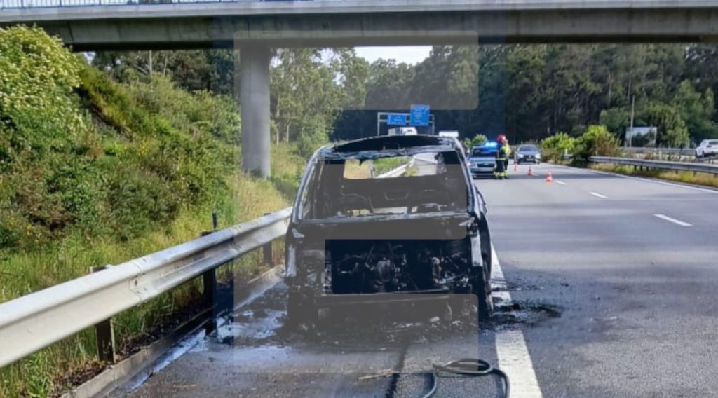 Esposende: Viatura totalmente consumida pelas chamas na A28 Incendio A28 bombeiros fao esposende carro