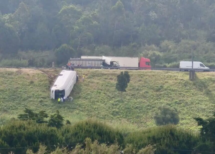 A8: Acidente entre autocarro escolar e camião faz sete feridos acidente A8
