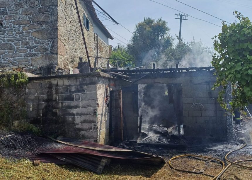 Arcos de Valdevez: Incêndio destrói anexo em habitação anexo arcos de valdevez incendio - 1