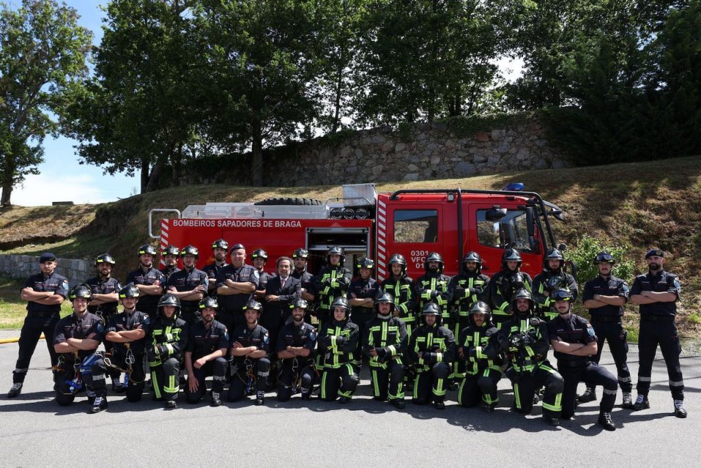 Braga: Uma "irmandade" para toda a vida selada com um "banho à Sapador" bombeiros sapadores de braga 259 anos 19
