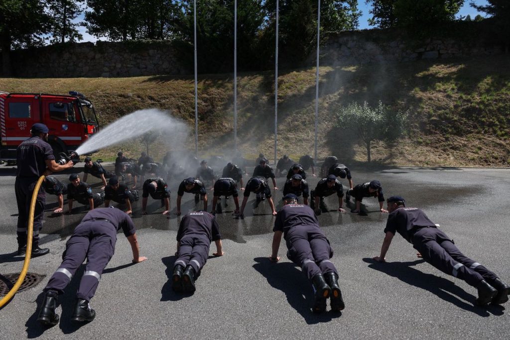 Braga: Uma "irmandade" para toda a vida selada com um "banho à Sapador" bombeiros sapadores de braga 259 anos 27