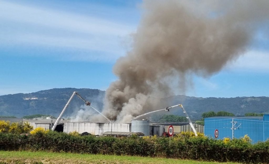 Incêndio de grandes dimensões em zona industrial mobiliza bombeiros portugueses Incendio industrial galiza bombeiros portugueses