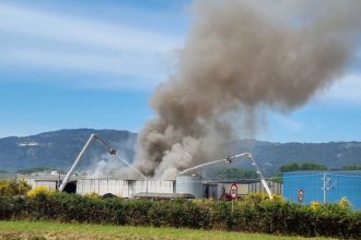 Incendio industrial galiza bombeiros portugueses