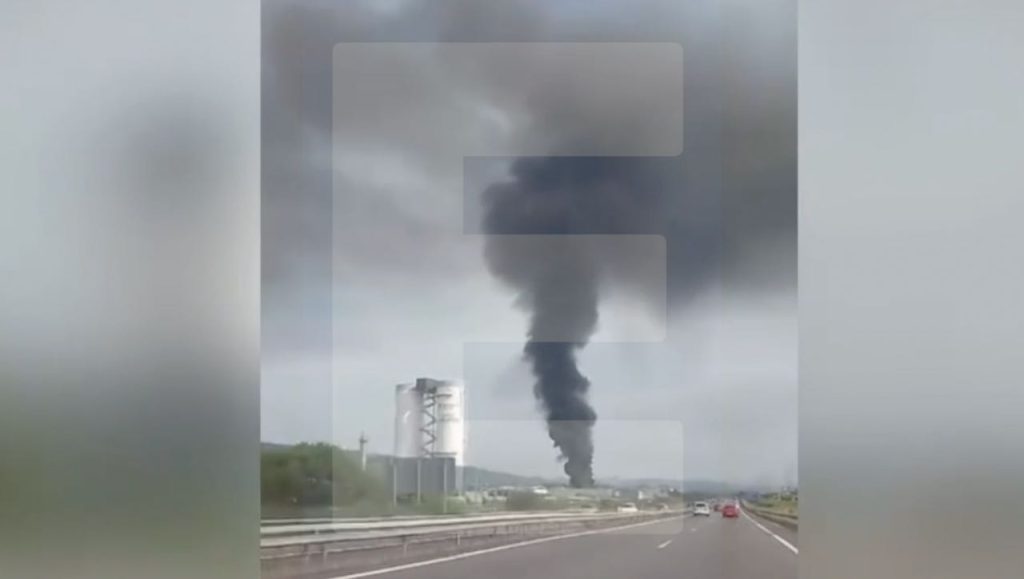 Incêndio de grandes dimensões em zona industrial mobiliza bombeiros portugueses Incendio