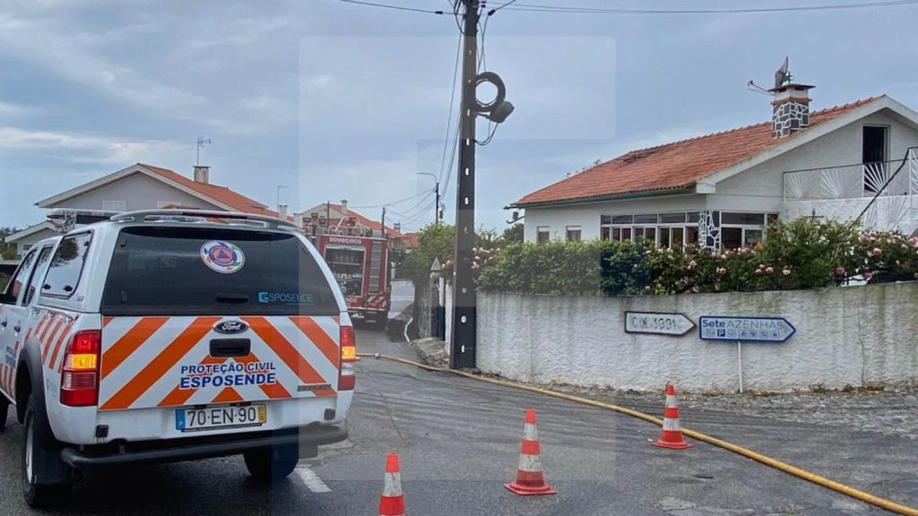 Esposende: Raio atinge casa em Antas e provoca deslocados Incendio casa atingida por raia