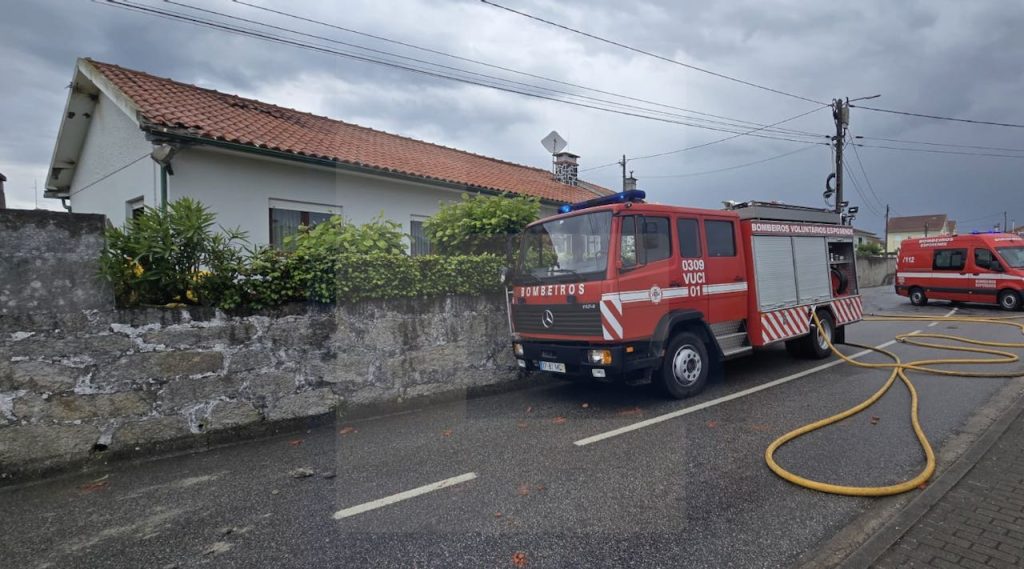 Esposende: Raio atinge casa em Antas e provoca deslocados Incendio casa atingida por raia