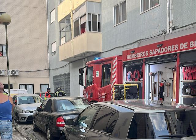 Braga: Incêndio em habitação mobiliza bombeiros BS Braga incendio