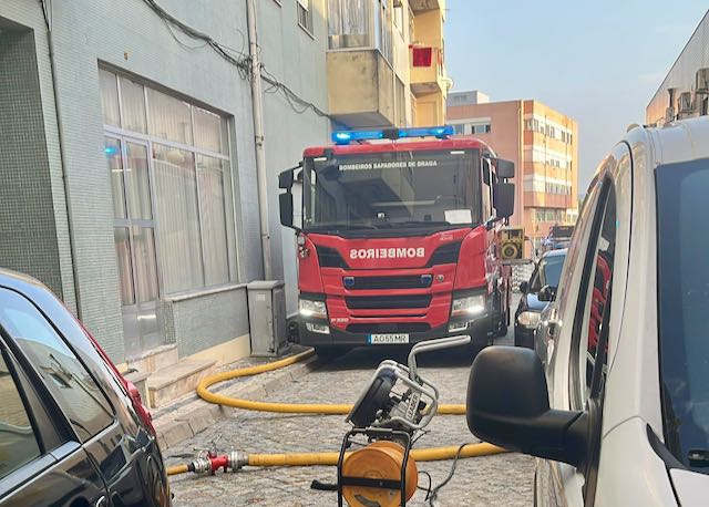 Braga: Incêndio em habitação mobiliza bombeiros BS Braga incendio - 2
