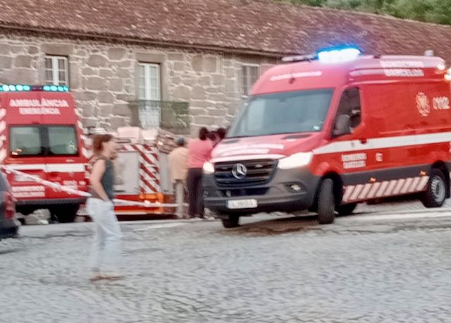 O despiste de um carro, contra uma casa, provocou hoje um ferido no concelho de Barcelos