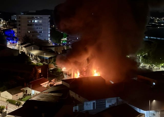 Vídeo mostra incêndio que destruiu oficina e loja de pneus Trofa